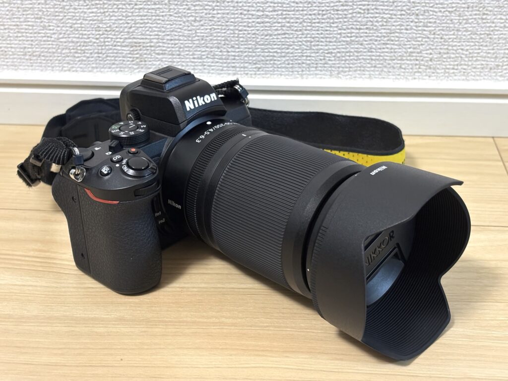 望遠レンズをつけたミラーレスカメラの写真