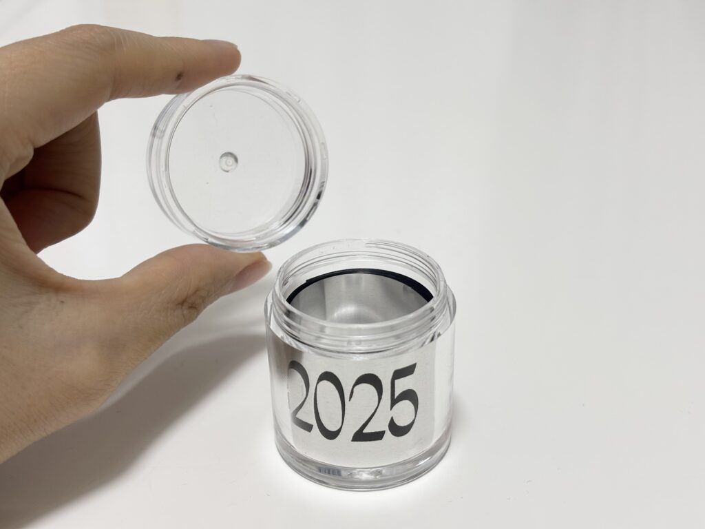 無印良品アクリル小分けケースＬに銀テープを入れた写真