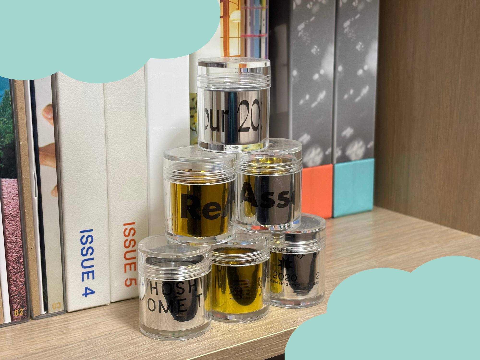 アクリル小分けケースで飾った銀テープの写真