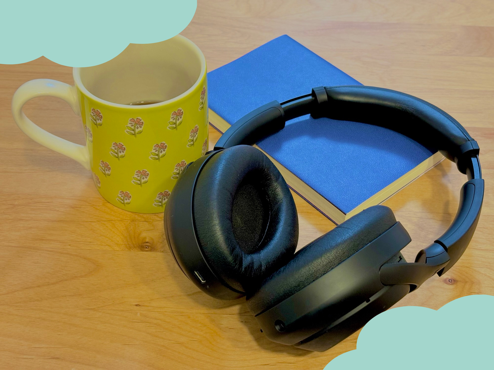 コップと本とヘッドホンの写真