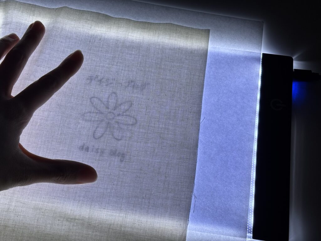 トレースボードで刺繍図案を写す写真